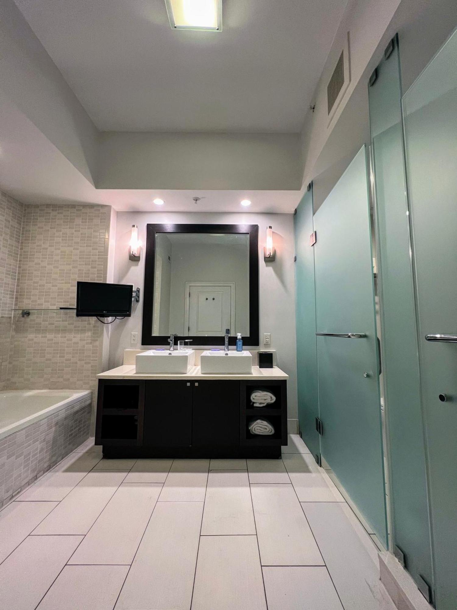Doral Pool 310 By Waveproperties Apartment Miami